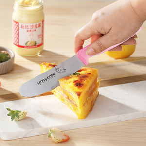 سكين رش الزبدة 4 بوصة من الفولاذ المقاوم للصدأ بمقبض بلاستيكي لا ينزلق طرف كبير دائري لطيف وملون وحافة مسننة - Product Image 4