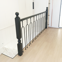 Barrières de balcon modernes en métal noir massif, de conception nouvelle, et rampes d'escalier intérieures en fer forgé, adaptées aux appartements.