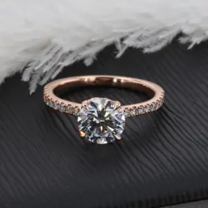 Aangepaste Wit Rose Gold Engagement Ring 1.5ct Def Ronde Moissanite Sieraden