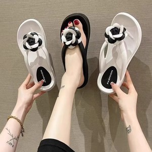 Sandales <span class=keywords><strong>de</strong></span> luxe tendance pour l'extérieur, tongs compensées pour femmes, pantoufles personnalisables, vente en gros <span class=keywords><strong>de</strong></span> pantoufles à talons pour femmes - Product Image 2