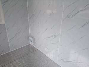 ห้องน้ำเคลื่อนที่พร้อมผนังลายหินอ่อนและพื้นโลหะสำหรับใช้งานกลางแจ้ง - Product Image 1