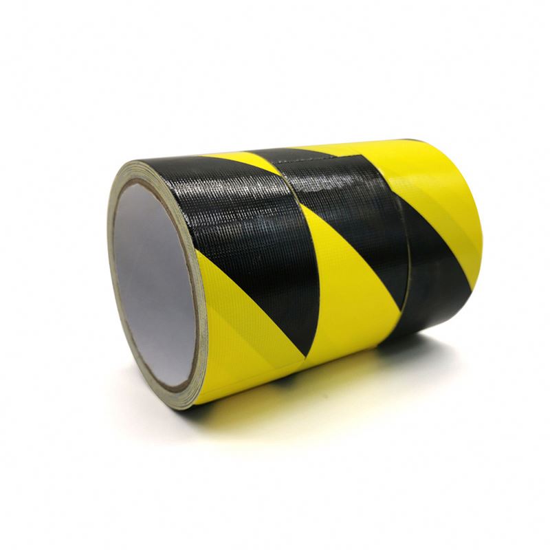 Маркеры с логотипом напоминают о сохранении дистанционного барьера выдвижная лента предупреждения