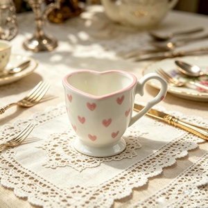 Tasse à café en céramique élégante à motif imprimé <span class=keywords><strong>fraise</strong></span> et fleur, avec bord irrégulier, en porcelaine, mug polyvalent pour le petit-déjeuner - Product Image 3