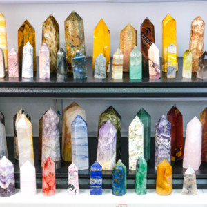 Venta al por mayor de piedras de cuarzo curativas amatista mezcla de materiales a granel varita de cuarzo natural torre de cristal - Product Image 1