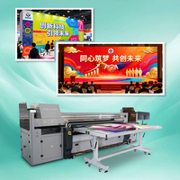 Imprimante UV hybride grand format 2m à bande transporteuse pour impression sur cuir PU / affiches / bannières / publicité