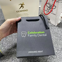 Vente en gros de sacs en papier kraft brun de luxe avec logo personnalisé imprimé pour les achats de cadeaux et la manipulation des emballages d'exposition par stratification