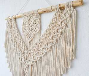 Décoration murale bohème en macramé, corde en coton naturel, motif géométrique, forme irrégulière avec cheville en bois flotté pour salon - Product Image 1