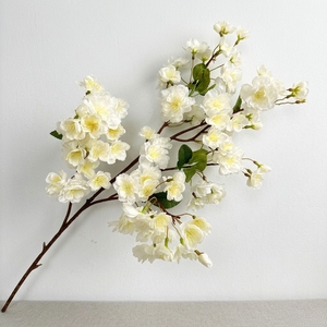 Hochrealistische, große Kunstblumen aus Kunststoff, künstliche weiße Kirschblütenzweige mit Knospen, Wohnzimmerdekoration - Product Image 1