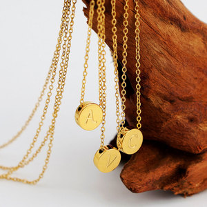 Collar de Joyería con Colgante de Letra A C V en Acero Inoxidable 316L Resistente al Agua y al Deslustre, Chapado en Oro de 18k para Mujer - Product Image 1