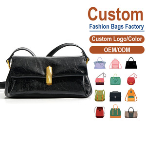 Sac bandoulière intemporel en cuir pleine fleur avec rabat – Texture craquelée et ferrures dorées |   Plis naturels et lustre mat - Product Image 1