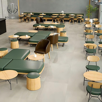 Modernes, individuell anpassbares, umweltfreundliches und langlebiges Restaurant-Möbelset: Holztische für Cafés, grüne Leder-Sitzbänke und passende Holzmöbel