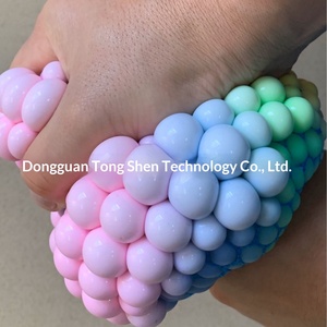 צעצוע להפגת מתחים בצורת כדור ענבים משנה צבעים עם דוגמת דג - Product Image 3