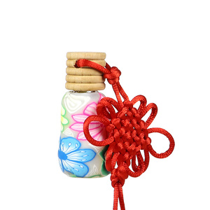 Venta al por mayor: Botella <span class=keywords><strong>de</strong></span> perfume colgante para coche <span class=keywords><strong>de</strong></span> 8ml con nudo chino, difusor <span class=keywords><strong>de</strong></span> aroma <span class=keywords><strong>de</strong></span> cerámica blanda con patrón floral colorido y tapa <span class=keywords><strong>de</strong></span> madera. - Product Image 4
