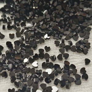 Piedra preciosa de ágata negra natural en forma de corazón, ónix negro, cuentas sueltas de 6x2 mm para la fabricación de collares y colgantes. - Product Image 4