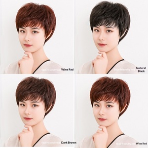 Perruque <span class=keywords><strong>Courte</strong></span> Texturée pour <span class=keywords><strong>Femme</strong></span>, <span class=keywords><strong>Coiffure</strong></span> Complète pour Mères, Femmes d'Âge Moyen et Personnes Âgées, avec Volume Accru et Bonnet - Product Image 4