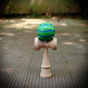Kendama kendama kpop ของเล่นไม้พรีเมี่ยมแบบมืออาชีพด้ามจับเหนียว18ซม. ลูกบอลสีสันสดใสออกแบบได้ตามต้องการ - Product Image 6