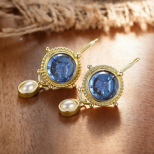 Orecchini vintage con gancio in perla simulata color oro per donna, gioielli eleganti e delicati - Product Image 2