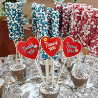 Op maat gemaakte hartvormige, meerkleurige fruitlollies met logo, handgemaakt, 80g, individueel verpakt, merk Yijiale, bruiloftfavoriet