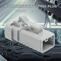 Conector automotriz original Amphenol ATP06-2S-EC01 con cierre de pestillo, enchufe hembra de 1 y 2 pines para instalación de cable gris crimpado.