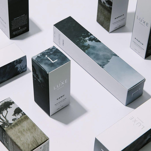 Dossiers en papier artistique personnalisés haut de gamme écologiques avec logo, pelliculage mat et gaufrage – Emballage cosmétique biodégradable - Product Image 4