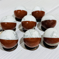 Boule sculptée de 4,2 cm en howlite et jaspe rouge, sculpture artisanale de Poké Ball pour la décoration de la maison