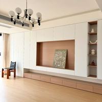 Meuble TV contemporain sur mesure en bois blanc avec étagères ouvertes pour le divertissement à domicile