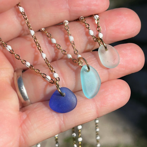 Collar Unisex Hecho a Mano con Colgante de Inicial Personalizada en Acero Inoxidable Chapado en Oro de 18K con Cristal Marino, Inspirado en el Océano - Product Image 4