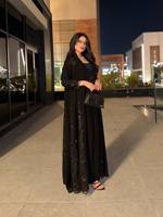Ensemble Abaya Robe de Luxe Personnalisé à Marque Privée en Laine Noire Élégante avec Imprimé Floral Printanier, Robe Musulmane Ouverte sur le Devant pour Femme