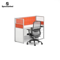Poste de travail individuel SpaceUnited avec panneaux en tissu et en verre, écran de confidentialité en métal et rangement intégré