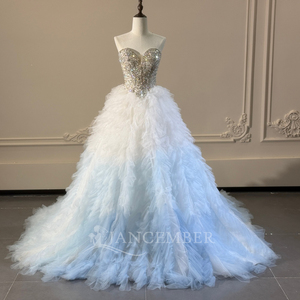 Robe de mariée XS291 moderne avec appliques florales en cristal, dentelle, coupe trapèze, traîne chapelle et volants en plumes - Product Image 3