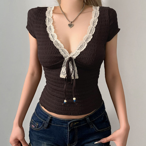 T-shirt d'été tricoté à manches courtes pour femme, col en V vintage, avec empiècements en dentelle, détail noué sur le devant, plissé texturé, écologique et décontracté - Product Image 1