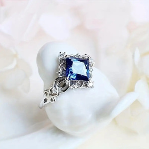Anello da Donna H223 con Acquamarina, Taglio Principessa, Gemma Naturale, Montatura a Griffe, Anelli di Fidanzamento alla Moda, Design Geometrico - Product Image 4