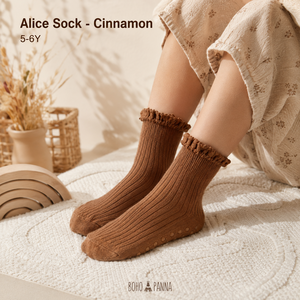 Elegantes calcetines color canela Alice, hechos con suavidad transpirable, ajuste flexible y calor acogedor para los pies pequeños en todas las estaciones. - Product Image 1