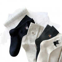 Chaussettes brodées de dessins animés pour femmes, en coton, douces pour la peau, confortables et douces, mi-mollet, élastiques et polyvalentes
