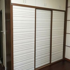 Armoire autoportante moderne et élégante, portes coulissantes durables, poignées en métal élégantes, contrôle de qualité élevé pour la chambre à coucher, l'hôtel, la salle de sport - Product Image 1