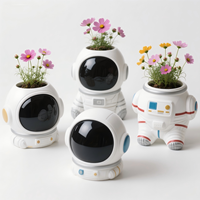 Pot Sukulen Resin Astronot Lucu, Pot Bunga Astronot Putih untuk Dekorasi Meja, Hadiah Luar Angkasa Unik untuk Anak-Anak, 4x4x5 Inci
