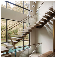 Escalier à monopoutre avec marches en bois composite à bord arrondi et cadre en aluminium thermolaqué
