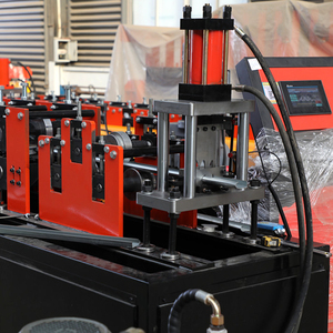 Nouvelle machine à former des portes de garage automatique, fabricant de panneaux de portes à volets en acier et en fer avec récupération automatique des déchets - Product Image 1