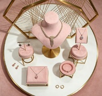 Expositor de Joyería de Lujo en Terciopelo Rosa y Dorado, Set de Exhibición Geométrico Octagonal para Boutiques y Fotografía