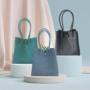 Bolsos de mujer Bolso de mano Premium para mujer Bolsos de mujer Material plástico reciclado respetuoso con el medio ambiente en tejido de Indonesia - Product Image 4