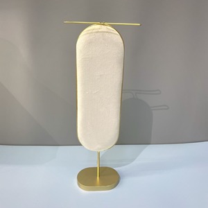 Présentoir de Luxe Beige en Microfibre pour Bijoux avec Support Métallique Doré, Buste pour Colliers, Présentoir en T pour Bracelets, Cones pour Bagues, Vitrine de Boutique - Product Image 3