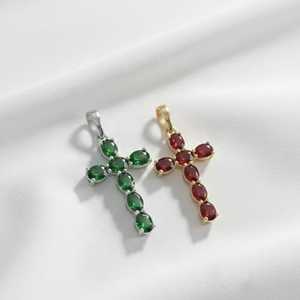 Pendentif croix en or 14 carats avec rubis et émeraudes naturels ou cultivés en laboratoire, design ovale - Product Image 1