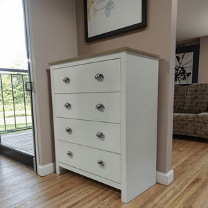 أثاث درج صدر <span class=keywords><strong>Tallboy</strong></span> من الراتان الأبيض مع 4 أدراج MDF عميقة خزانة مضمد موفرة للمساحة لغرفة النوم أو الفندق/صالة الألعاب الرياضية - Product Image 5