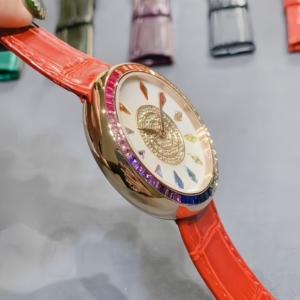 Nouvelle montre en diamant arc-en-ciel avec bracelet rouge et design élégant - Product Image 2