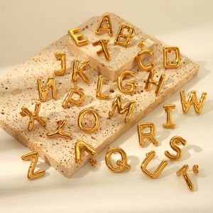 Amiee Jewelry Factory Venta al por mayor 18K Chapado en oro de acero inoxidable Chic Letter Pendientes de botón con inicial para <span class=keywords><strong>mujer</strong></span> - Product Image 1