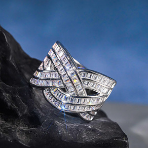 Anello a strati incrociati da donna, elegante gioiello da dito alla moda - Product Image 6