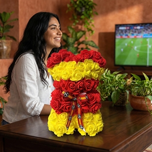 Ourson en fleurs artificielles fait main avec drapeau de l'équipe nationale et ruban de football, cadeau pour les fans de football - Product Image 4