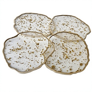 Posavasos de Resina Pintados a Mano, Modelo Ángel Dorado Natural, Escultura Hecha a Mano para Decoración de Mesa de Café, de Uttar Pradesh - Product Image 1