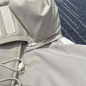 Chaqueta de Plumón con Capucha Desmontable Gris con Logotipo Personalizado, Chaqueta Abrigada de Invierno para Hombre - Product Image 3