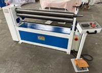 Machine à rouler électrique automatique à 3 rouleaux pour tôles fines de 1300 mm de largeur, pour le pliage et le façonnage de tôles.